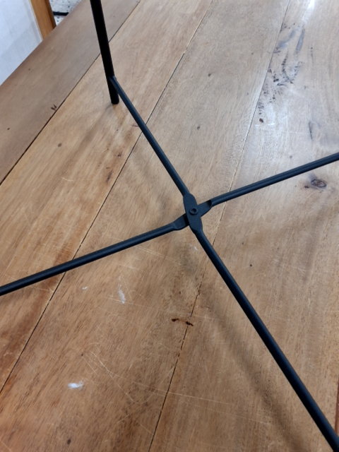 Sort metalbord